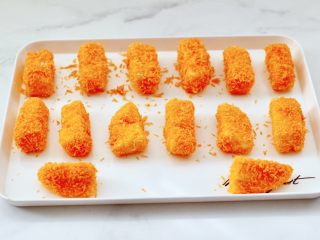 12、炸鲜奶,依次做完所有的鲜奶条。