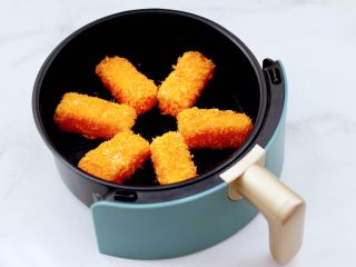 13、炸鲜奶,柏翠PE7615空气炸锅提前180度预热10分钟后,炸篮里码放做好的牛奶条。