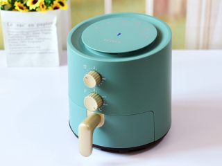 14、炸鲜奶,180度烤8分钟即可(具体温度可根据自家的烤箱和炸锅的温度调整)