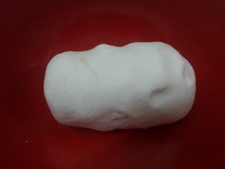 1、酒酿桂花元宵羹,糯米粉倒入碗中，加入100克的开水，用筷子搅拌，稍冷却一下，揉成面团