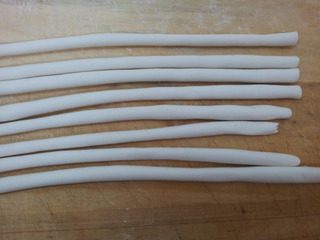 2、酒酿桂花元宵羹,搓成细长条