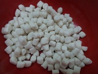 3、酒酿桂花元宵羹,用刀切成小元宵