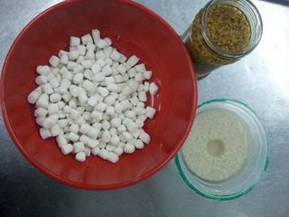 4、酒酿桂花元宵羹,准备好酒酿和糖桂花