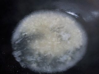 5、酒酿桂花元宵羹,锅中加一碗水烧开，酒酿倒入打散，加入元宵和糖桂花煮开，略煮一会