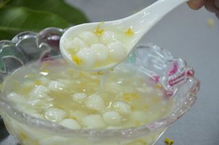 6、酒酿桂花元宵羹,待小元宵飘起，加一点水淀粉勾芡出锅