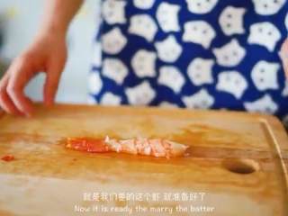 6、天妇罗,掰掉虾的头，去壳留下虾尾，在腹部划几刀