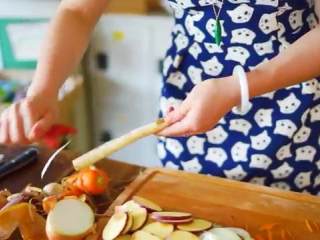 8、天妇罗,葫芦波切丝，牛蒡刨成丝浸泡在盐水中