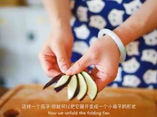 9、天妇罗,茄子切成小扇子状，放入盐水中浸泡