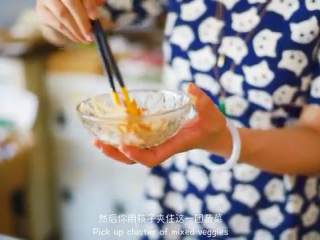 13、天妇罗,把牛蒡四和胡萝卜丝混合，加面粉混合，浇一勺面糊拌匀，下锅炸定型