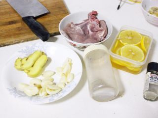 1、几乎无油的“炸”猪排,准备好材料一:猪排、生姜、柠檬片(我浸在蜂蜜里自制了蜂蜜柠檬)、黑白胡椒、盐。