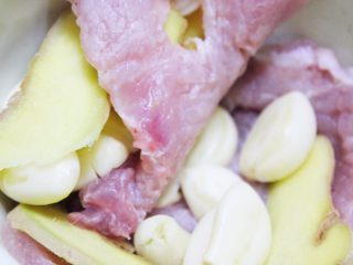 5、几乎无油的“炸”猪排,腌制,一层腌料,一层排骨,一层腌料,一层排骨。保证排骨的每寸肌肤都跟腌料亲密接触哟!