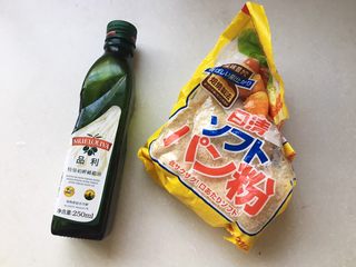 7、几乎无油的“炸”猪排,材料二登场。面包糠、橄榄油、蛋。