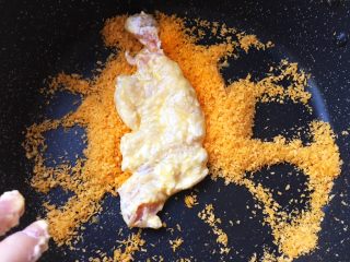 14、几乎无油的“炸”猪排,两次来回泡澡后,“啪”一下!扔进面包糠的怀抱!