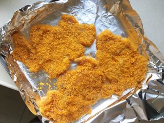 16、几乎无油的“炸”猪排,放入铺了锡纸的烤盘。烤箱210度,20min哟!