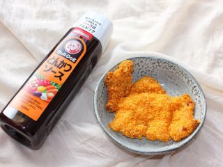 17、几乎无油的“炸”猪排,20分钟以后!烤箱“叮”宣告它的使命完成啦!香脆的猪排出炉啦!正常这样吃!蘸上猪排酱已经很好吃啦!日式店通常也是这个吃法哟!外脆里嫩!鲜嫩多汁!