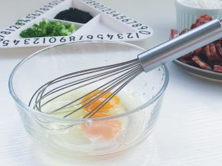 4、腊肠煎饼果子,鸡蛋打入碗中