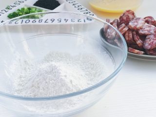 6、腊肠煎饼果子,面粉加入碗中