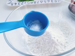 7、腊肠煎饼果子,加适量食盐