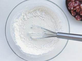 8、腊肠煎饼果子,加适量清水