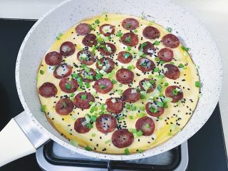 19、腊肠煎饼果子,撒上葱花