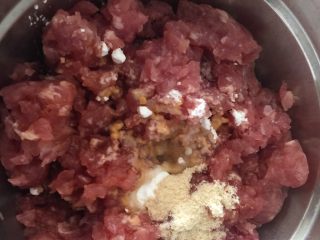 1、芝士肉酱焗意粉,肉末加入所有腌制用料