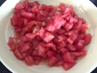 3、芝士肉酱焗意粉,番茄切碎