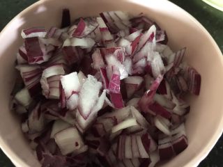 4、芝士肉酱焗意粉,洋葱切碎