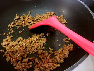 5、芝士肉酱焗意粉,中火热锅，放入肉末快速炒散至8成熟捞起
