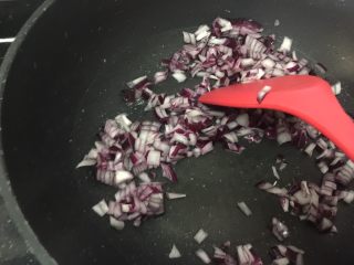 6、芝士肉酱焗意粉,中火，热锅冷油，放入洋葱碎爆香