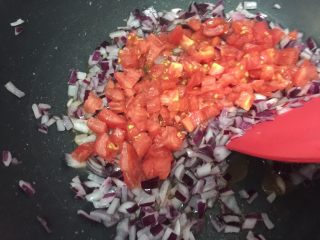 7、芝士肉酱焗意粉,放入番茄碎