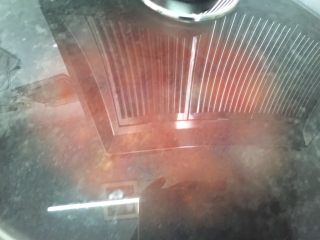 8、芝士肉酱焗意粉,转中小火，盖上锅盖焖煮10分钟