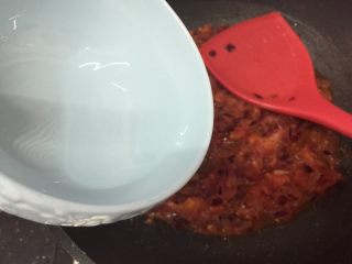 11、芝士肉酱焗意粉,放入水，盖锅盖转小火，熬煮10分钟
