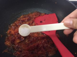 10、芝士肉酱焗意粉,加入盐、砂糖