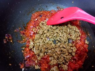 12、芝士肉酱焗意粉,放入肉沫