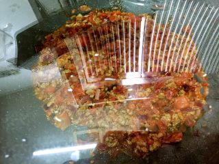 13、芝士肉酱焗意粉,翻炒均匀，盖锅盖焖煮5分钟捞起备用