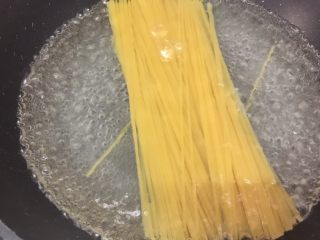 14、芝士肉酱焗意粉,锅里放多点水，煮开，放入意面煮10分钟