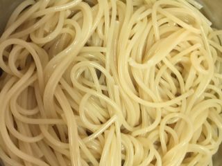 16、芝士肉酱焗意粉,倒入10g橄榄油搅拌均匀