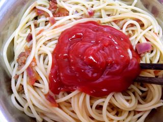 18、芝士肉酱焗意粉,放入50g番茄酱，搅拌均匀