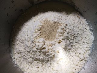 3、奶香法棍型面包,将材料中除黄油以外的材料按下层液体，中层粉体，上层酵母的顺序放入厨师机中，先低档开始揉面，揉到光滑面团时加入软化的黄油，改用中档继续揉面。