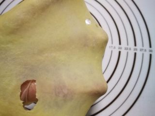 4、奶香法棍型面包,揉到面团起筋，能拉出大片薄膜为止，就揉好了。