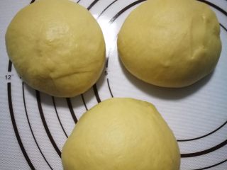 5、奶香法棍型面包,将面团平均分成三份