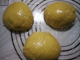 6、奶香法棍型面包,盖上保鲜膜松弛15分钟