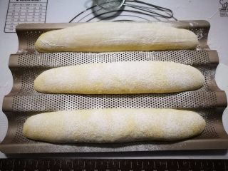 11、奶香法棍型面包,放烤箱发酵，底下放盆热水，发酵到两倍大。