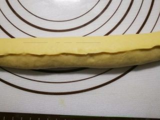 9、奶香法棍型面包,捏好收口哦，一定要捏紧，收口的这面向下放。