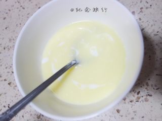 1、这可能是你吃过最好吃的海绵蛋糕,28克牛奶加黄油17克，蜂蜜4克、混合均匀放在锅里保温大概40度左右