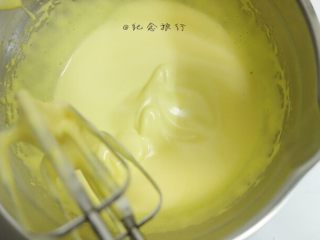 4、这可能是你吃过最好吃的海绵蛋糕,用低速整理蛋糊，每个地方停留15～30秒慢慢转盆到下一个地方，直到面糊没有大气泡，变得非常细腻（这一步不能省，决定了蛋糕口感）