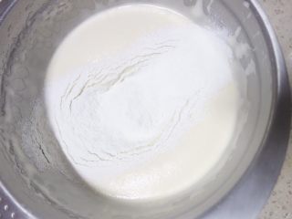 5、这可能是你吃过最好吃的海绵蛋糕,分两次筛入低粉混合物用蛋抽拌至无干粉，再筛第二次