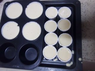 7、这可能是你吃过最好吃的海绵蛋糕,面糊九分满，烤箱提前170度预热好以后放入烤箱烤20-25分钟，具体温度跟时间根据实际情况适当调整