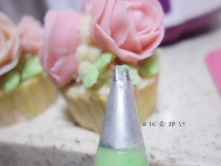 12、这可能是你吃过最好吃的海绵蛋糕,裱上叶子