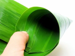 7、花生腊肠粽,四片叶子或三片叶子并排，卷成一个椎桶状